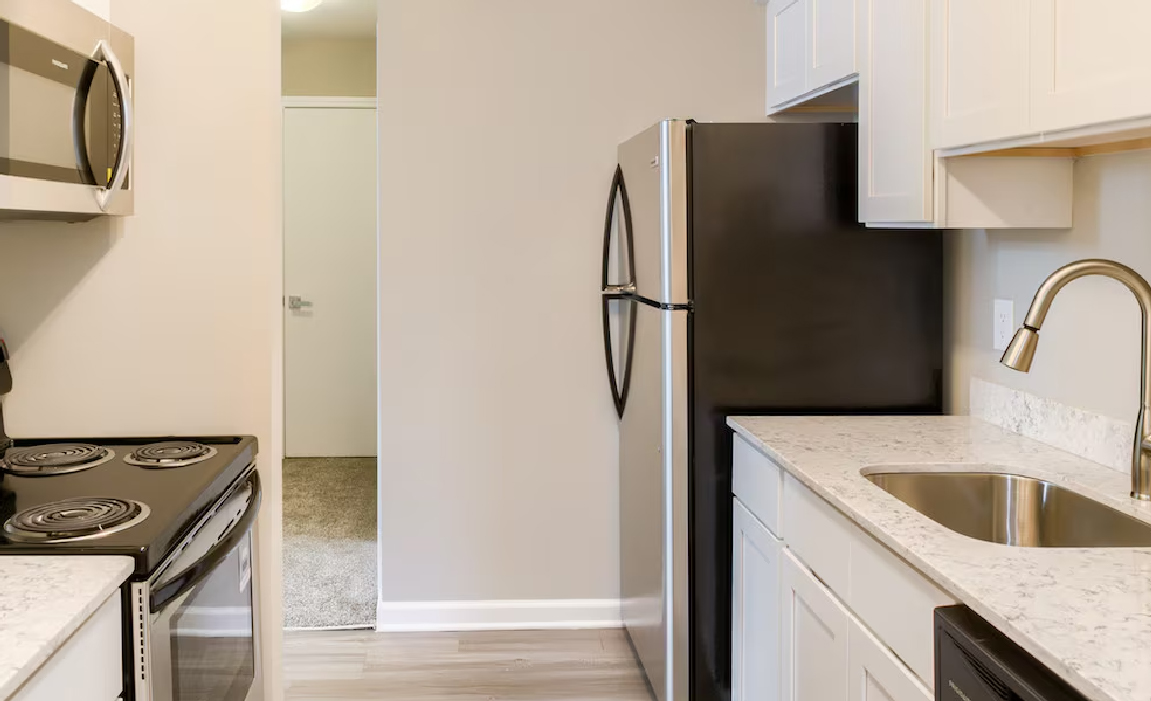 Modern kitchen with granite countertops at Chateau Carmel apartments New Orleans